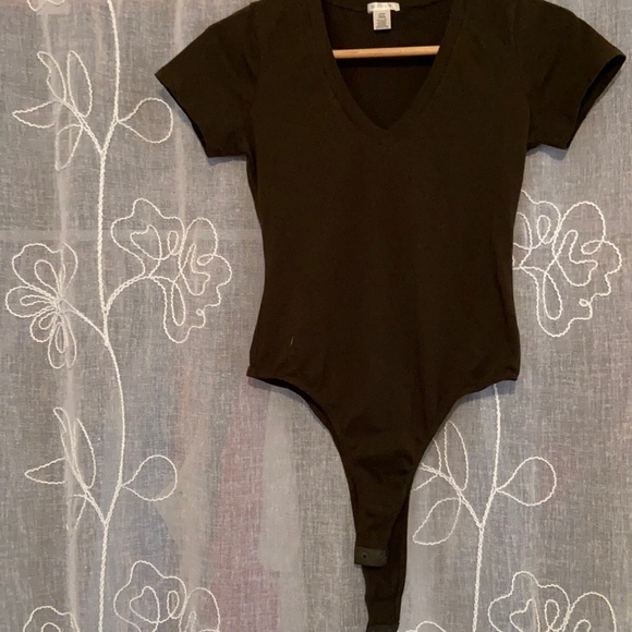 Bozzolo Tops - Bozzolo short sleeve vneck body suit size L